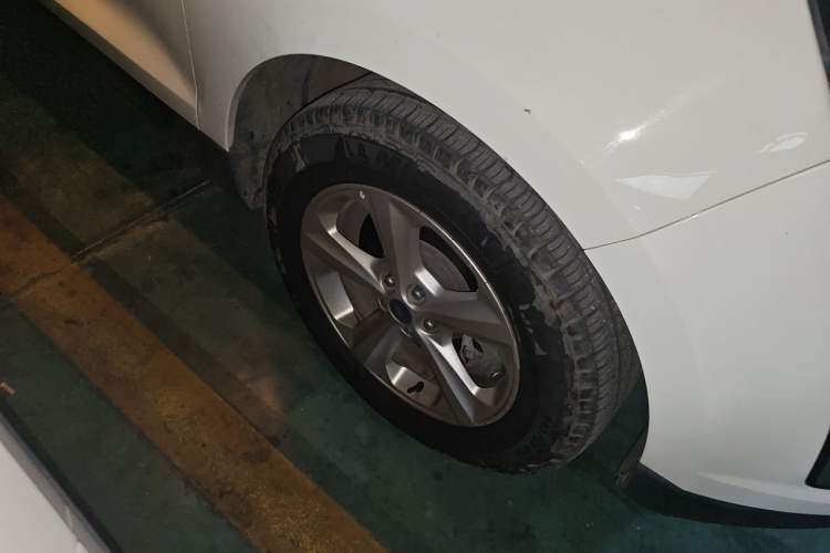 Used Ford Edge 2015 2.0T GTDi Two-Wheel-Drive Elite Edition Right Front Wheel Hub