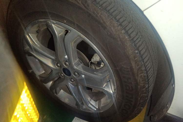 Used Ford Edge 2015 2.0T GTDi Two-Wheel-Drive High-Line Version Right Front Wheel Hub