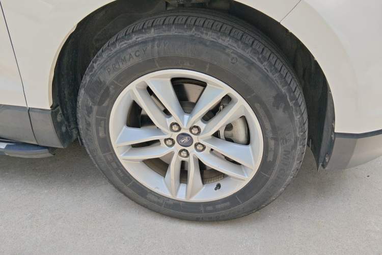 Used Ford Edge 2015 2.0T GTDi Two-Wheel-Drive Platinum Edition Right Front Wheel Hub