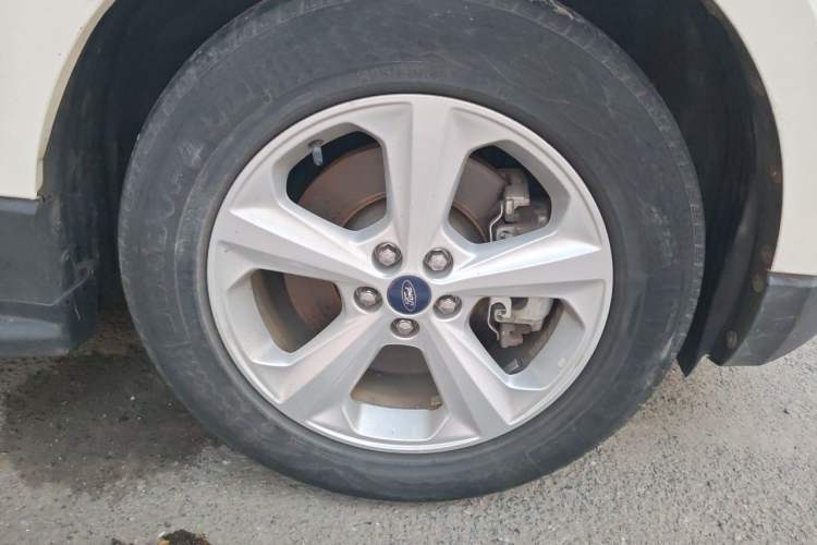 Used Ford Edge 2015 2.0T GTDi Two-Wheel-Drive Elite Edition Right Front Wheel Hub