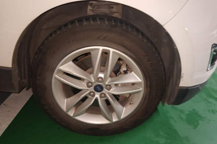 Used Ford Edge 2015 2.0T GTDi Two-Wheel-Drive Platinum Edition Right Front Wheel Hub