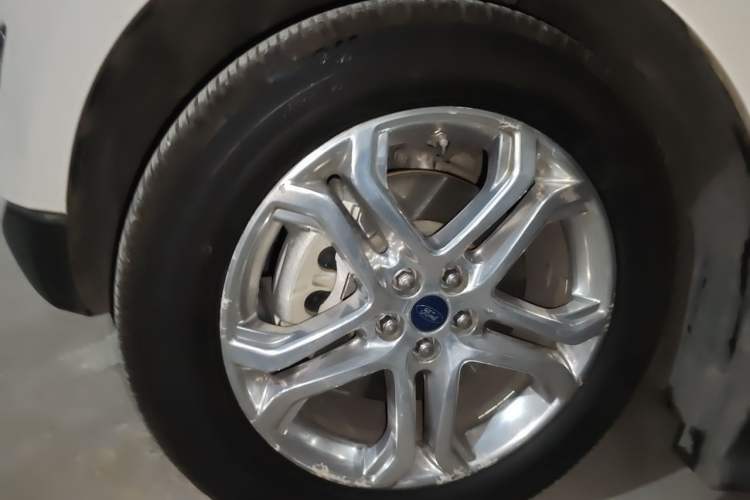 Used Ford Edge 2015 2.0T GTDi Two-Wheel-Drive High-Line Version Right Front Wheel Hub