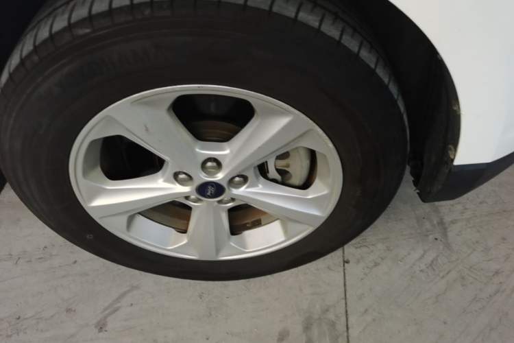 Used Ford Edge 2015 2.0T GTDi Two-Wheel-Drive Elite Edition Right Front Wheel Hub