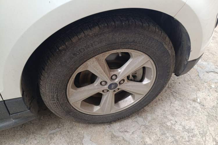 Used Ford Edge 2015 2.0T GTDi Two-Wheel-Drive Elite Edition Right Front Wheel Hub