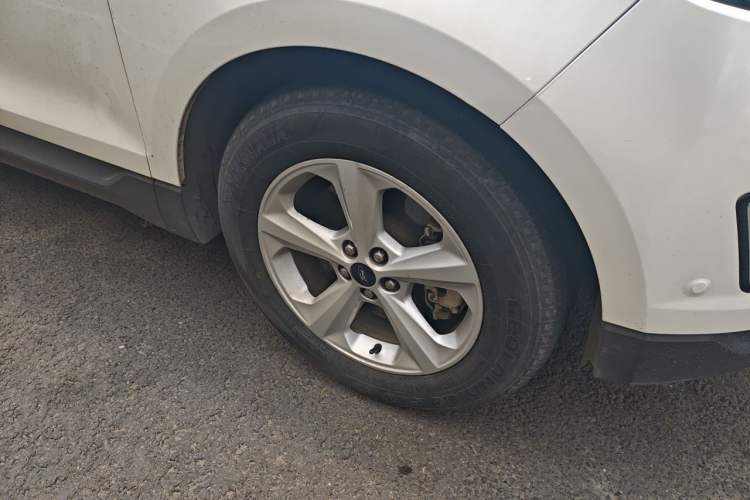Used Ford Edge 2015 2.0T GTDi Two-Wheel-Drive Elite Edition Right Front Wheel Hub