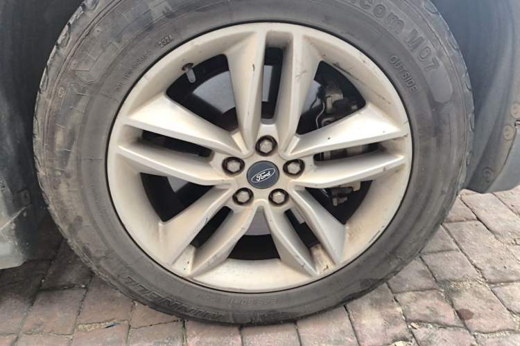 Used Ford Edge 2015 2.0T GTDi Two-Wheel-Drive Platinum Edition Right Front Wheel Hub