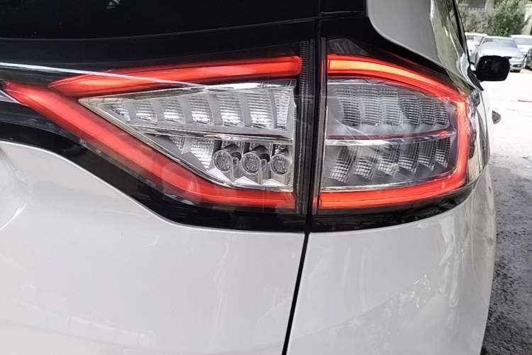 Used Ford Edge 2015 2.0T GTDi Two-Wheel-Drive High-Line Version Right Rear Taillight