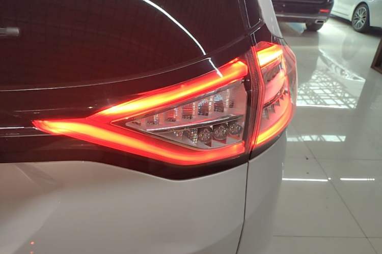 Used Ford Edge 2015 2.0T GTDi 4x4 High-Grade Model Right Rear Taillight