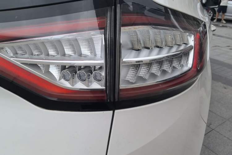 Used Ford Edge 2015 2.0T GTDi Two-Wheel-Drive High-Line Version Right Rear Taillight