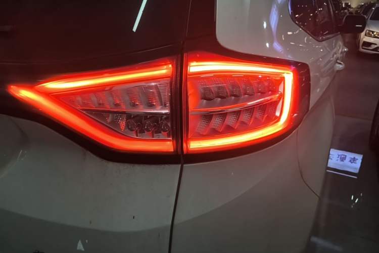 Used Ford Edge 2015 2.0T GTDi Two-Wheel-Drive Elite Edition Right Rear Taillight