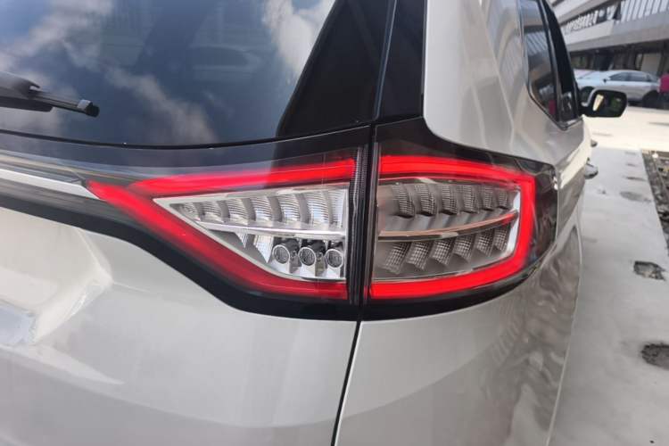 Used Ford Edge 2015 2.0T GTDi Two-Wheel-Drive High-Line Version Right Rear Taillight