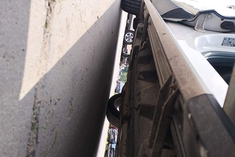 Used Ford Edge 2015 2.0T GTDi Two-Wheel-Drive High-Line Version Right Side Sill