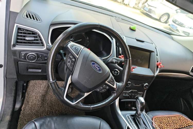 Used Ford Edge 2015 2.0T GTDi Two-Wheel-Drive High-Line Version Steering Wheel