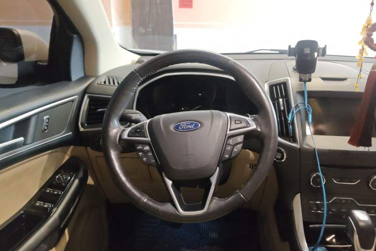 Used Ford Edge 2015 2.0T GTDi Two-Wheel-Drive High-Line Version Steering Wheel