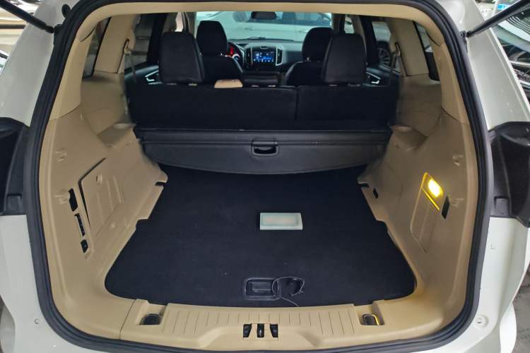 Used Ford Edge 2015 2.0T GTDi Two-Wheel-Drive Elite Edition Trunk