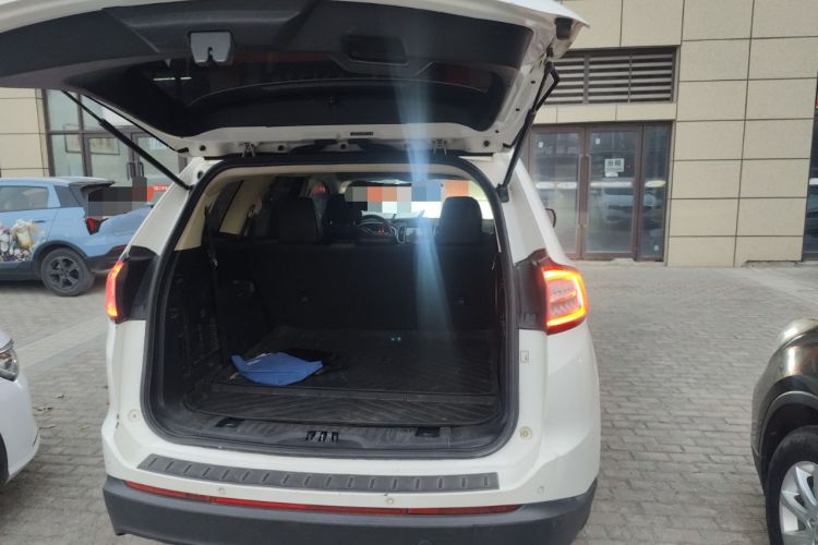 Used Ford Edge 2015 2.0T GTDi Two-Wheel-Drive Platinum Edition Trunk