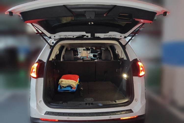 Used Ford Edge 2015 2.0T GTDi Two-Wheel-Drive Platinum Edition Trunk