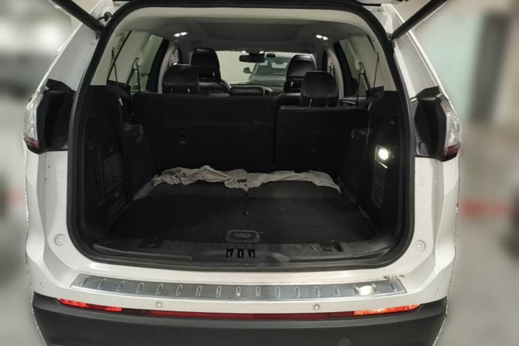 Used Ford Edge 2015 2.0T GTDi Two-Wheel-Drive High-Line Version Trunk