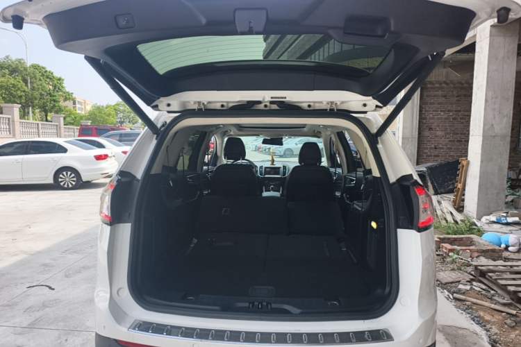Used Ford Edge 2015 2.0T GTDi Two-Wheel-Drive High-Line Version Trunk