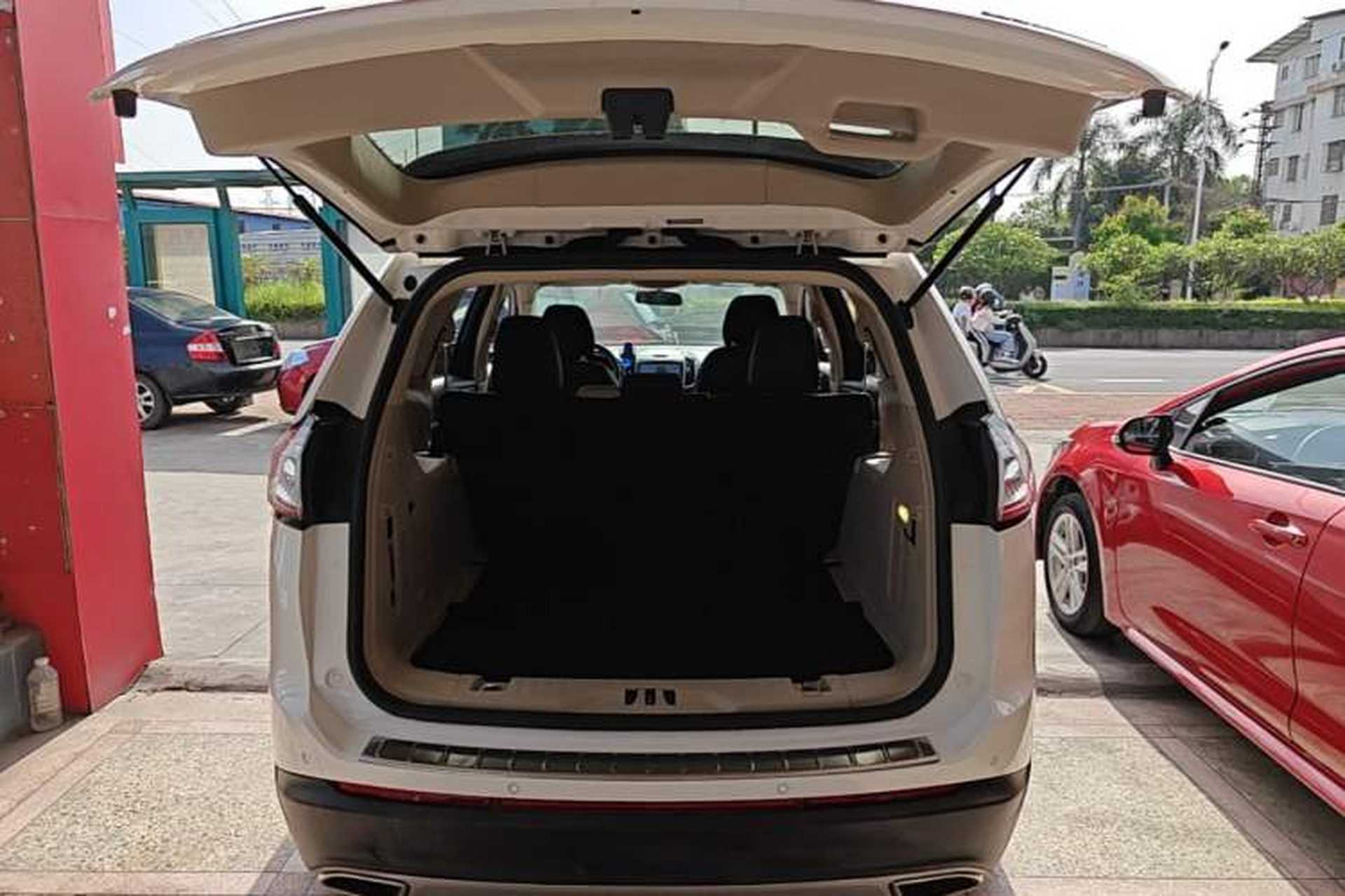 Used Ford Edge 2015 2.0T GTDi Two-Wheel-Drive Elite Edition Trunk