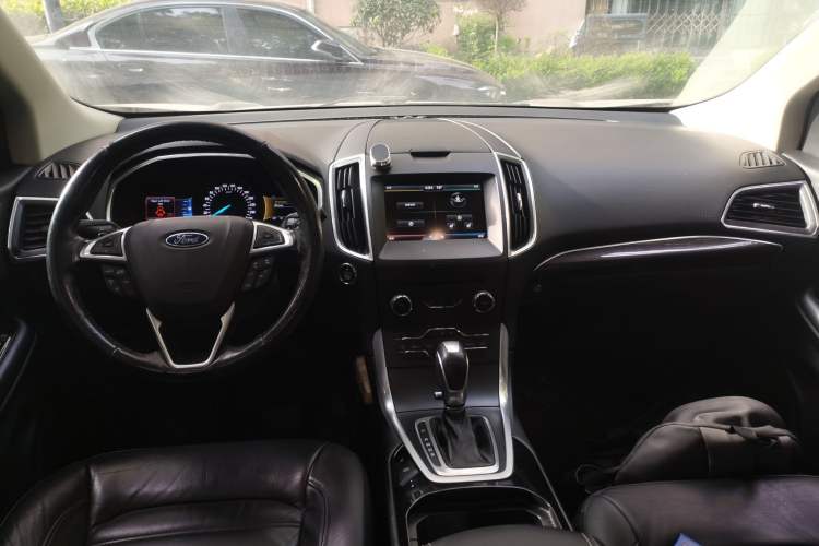 Used Ford Edge 2015 2.0T GTDi Two-Wheel-Drive High-Line Version Center Console