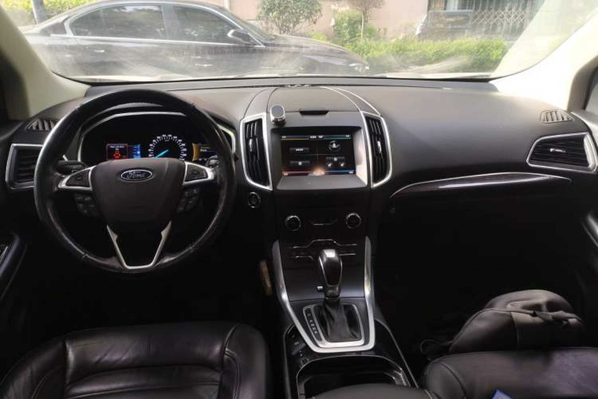 Used Ford Edge 2015 2.0T GTDi Two-Wheel-Drive High-Line Version Center Console