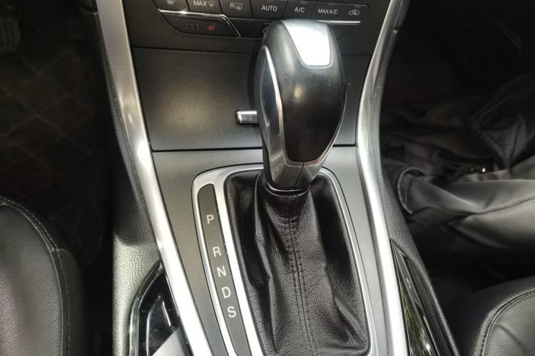 Used Ford Edge 2015 2.0T GTDi Two-Wheel-Drive High-Line Version Gear Lever
