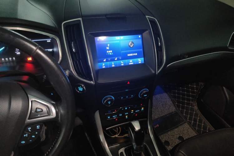 Used Ford Edge 2016 EcoBoost 245 Two-Wheel-Drive Titanium 7-Seater Audio And AC Panel