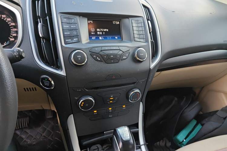 Used Ford Edge 2016 EcoBoost 245 Two-Wheel-Drive Titanium 5-Seater Audio And AC Panel