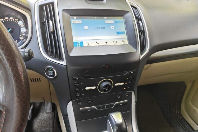 Used Ford Edge 2016 EcoBoost 245 Two-Wheel-Drive Titanium 5-Seater Audio And AC Panel