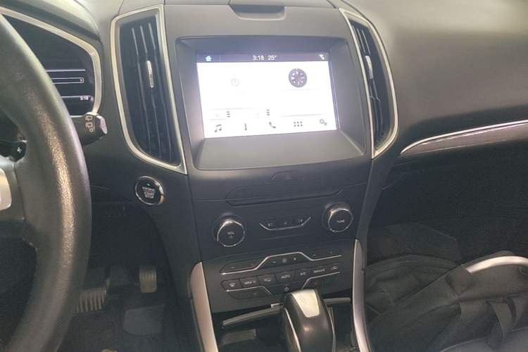 Used Ford Edge 2016 EcoBoost 245 Two-Wheel-Drive Titanium 7-Seater Audio And AC Panel