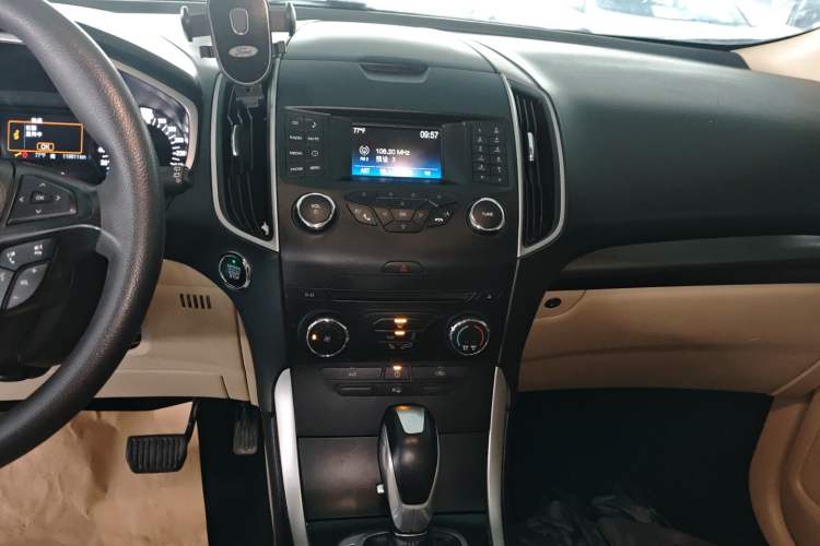 Used Ford Edge 2016 EcoBoost 245 Two-Wheel-Drive Titanium 5-Seater Audio And AC Panel