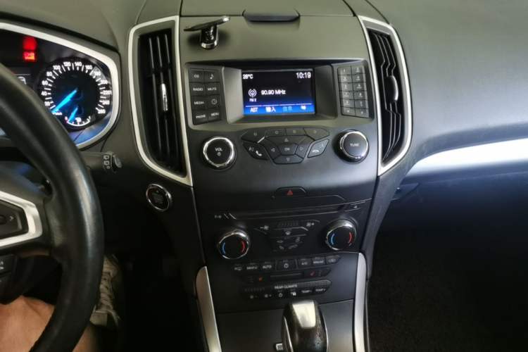 Used Ford Edge 2016 EcoBoost 245 Two-Wheel-Drive Platinum Edition 7-Seater Audio And AC Panel