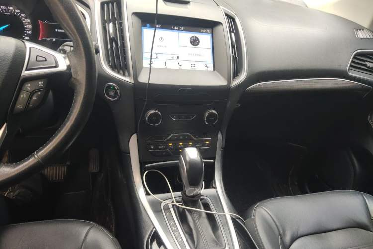 Used Ford Edge 2016 EcoBoost 245 Two-Wheel-Drive Titanium 7-Seater Audio And AC Panel
