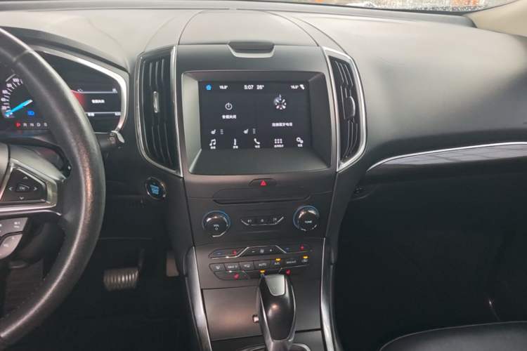Used Ford Edge 2016 EcoBoost 245 Two-Wheel-Drive Titanium 7-Seater Audio And AC Panel
