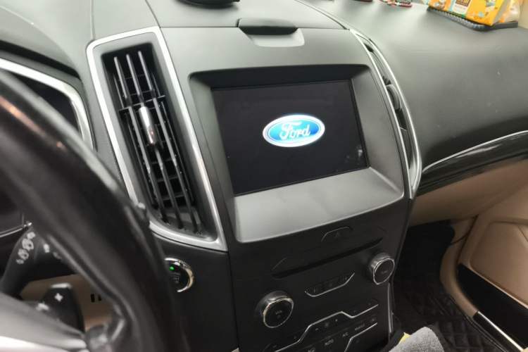 Used Ford Edge 2016 EcoBoost 245 Two-Wheel-Drive Titanium 7-Seater Audio And AC Panel