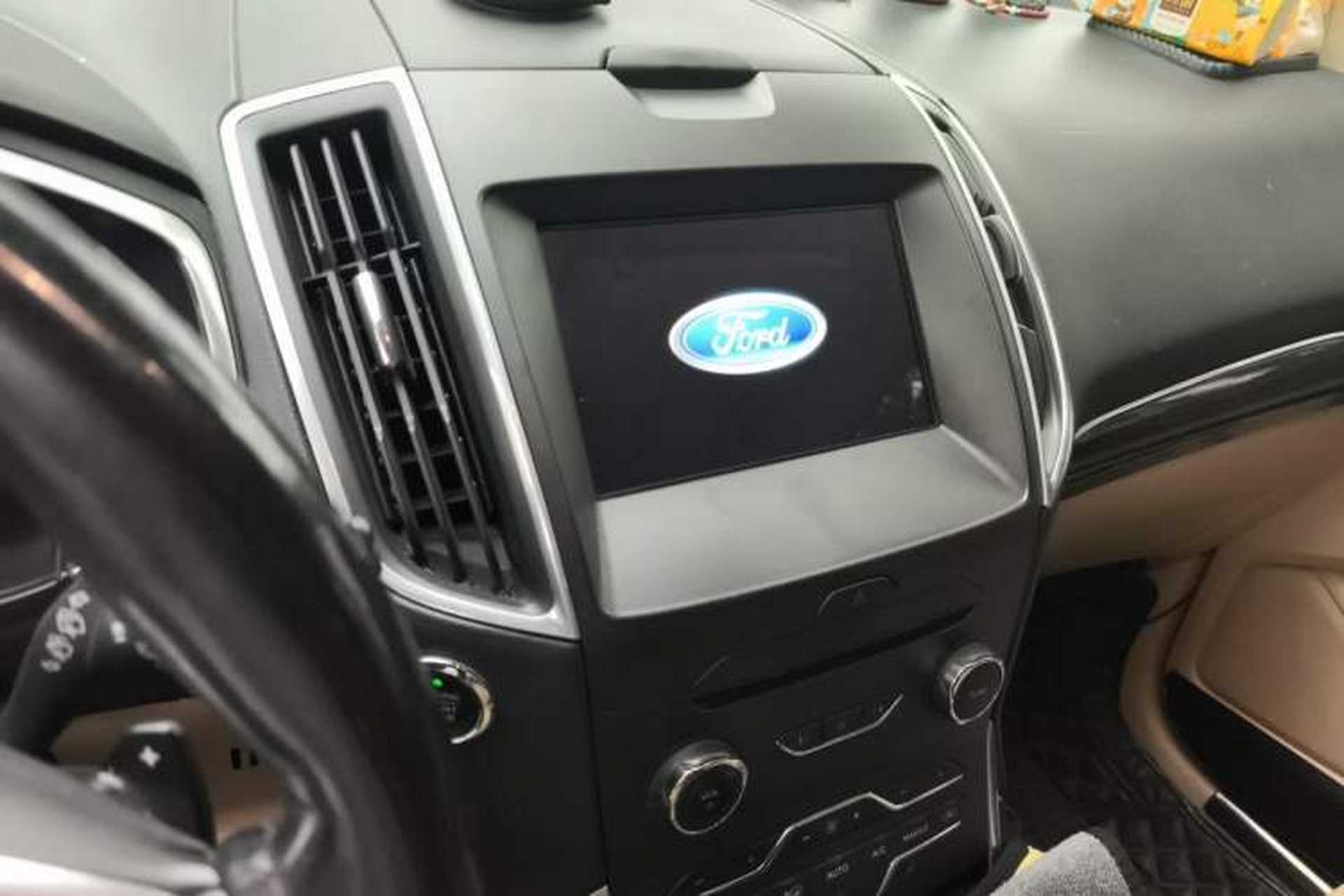 Used Ford Edge 2016 EcoBoost 245 Two-Wheel-Drive Titanium 7-Seater Audio And AC Panel