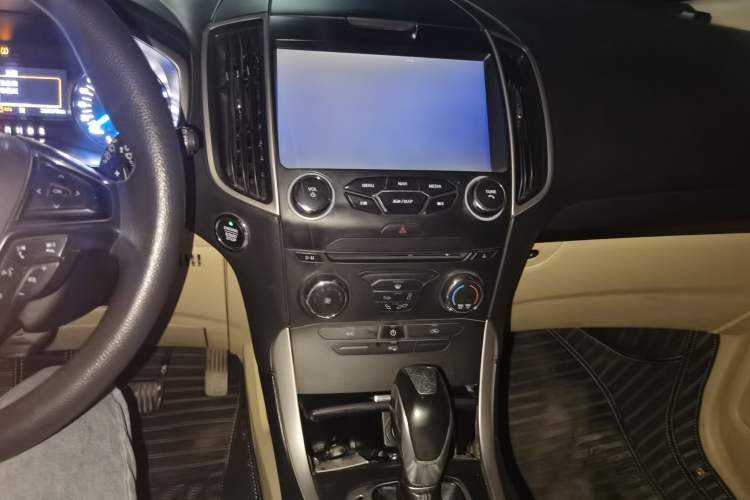 Used Ford Edge 2016 EcoBoost 245 Two-Wheel-Drive Titanium 5-Seater Audio And AC Panel