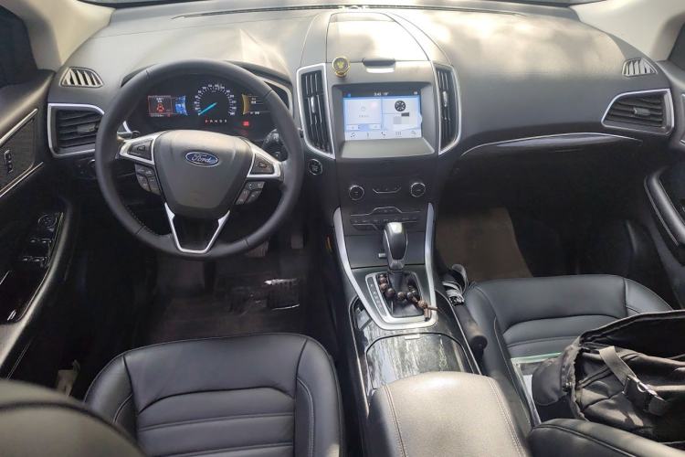 Used Ford Edge 2016 EcoBoost 245 Two-Wheel-Drive Titanium 7-Seater Center Console