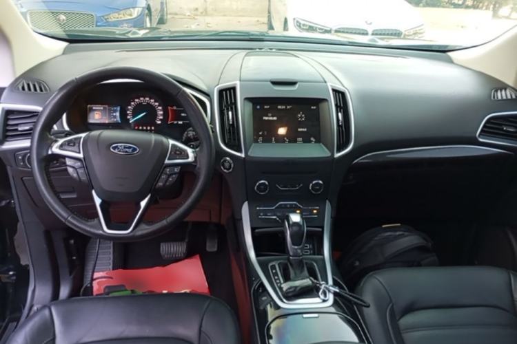 Used Ford Edge 2016 EcoBoost 245 Two-Wheel-Drive Titanium 7-Seater Center Console
