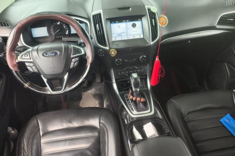 Used Ford Edge 2016 EcoBoost 245 Two-Wheel-Drive Titanium 7-Seater Center Console