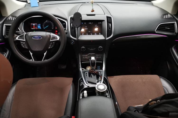 Used Ford Edge 2016 EcoBoost 245 Two-Wheel-Drive Titanium 7-Seater Center Console