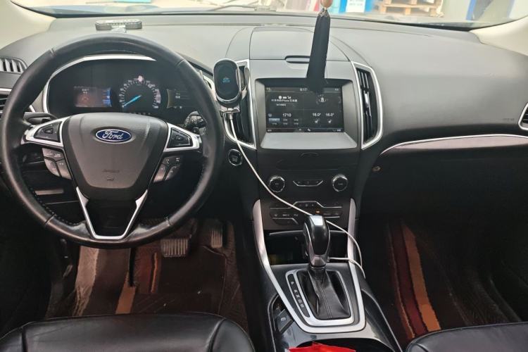 Used Ford Edge 2016 EcoBoost 245 Two-Wheel-Drive Titanium 7-Seater Center Console