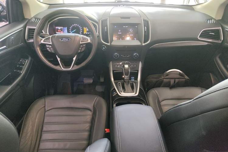 Used Ford Edge 2016 EcoBoost 245 Two-Wheel-Drive Titanium 7-Seater Center Console