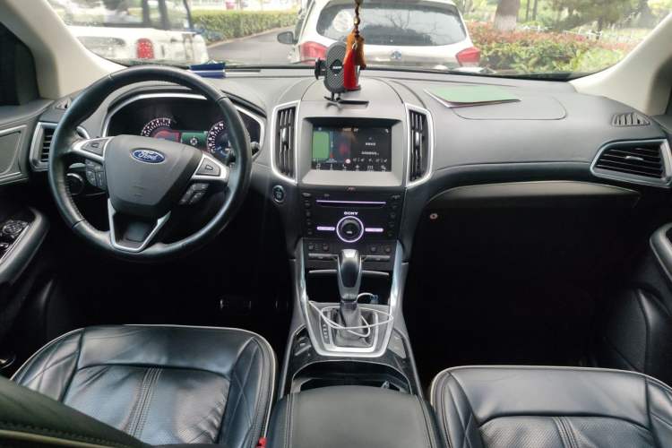 Used Ford Edge 2016 EcoBoost 330 V6 Four-Wheel-Drive Flagship Model with 7 Seats Center Console