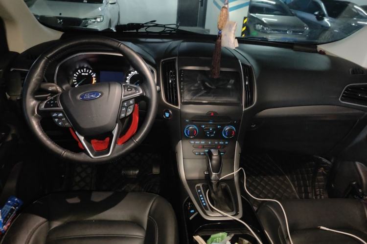 Used Ford Edge 2016 EcoBoost 245 Two-Wheel-Drive Platinum Edition 7-Seater Center Console