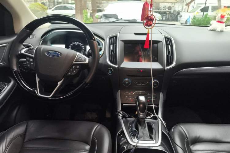 Used Ford Edge 2016 EcoBoost 245 Two-Wheel-Drive Titanium 7-Seater Center Console