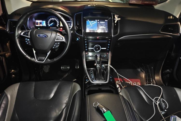 Used Ford Edge 2016 EcoBoost 330 V6 Four-Wheel Drive Sporty 7-Seater Center Console