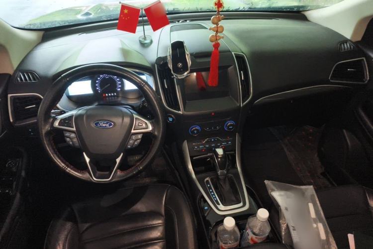 Used Ford Edge 2016 EcoBoost 245 Two-Wheel-Drive Titanium 7-Seater Center Console