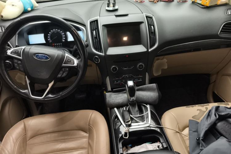 Used Ford Edge 2016 EcoBoost 245 Two-Wheel-Drive Titanium 7-Seater Center Console